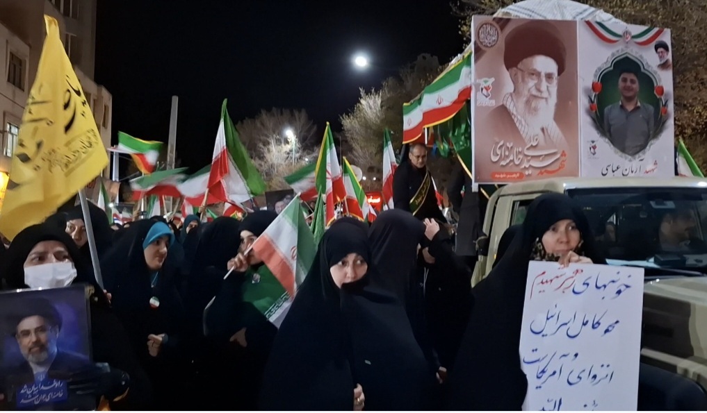 تشییع شهید ایمان عباسی در تجمع مردمی + فیلم