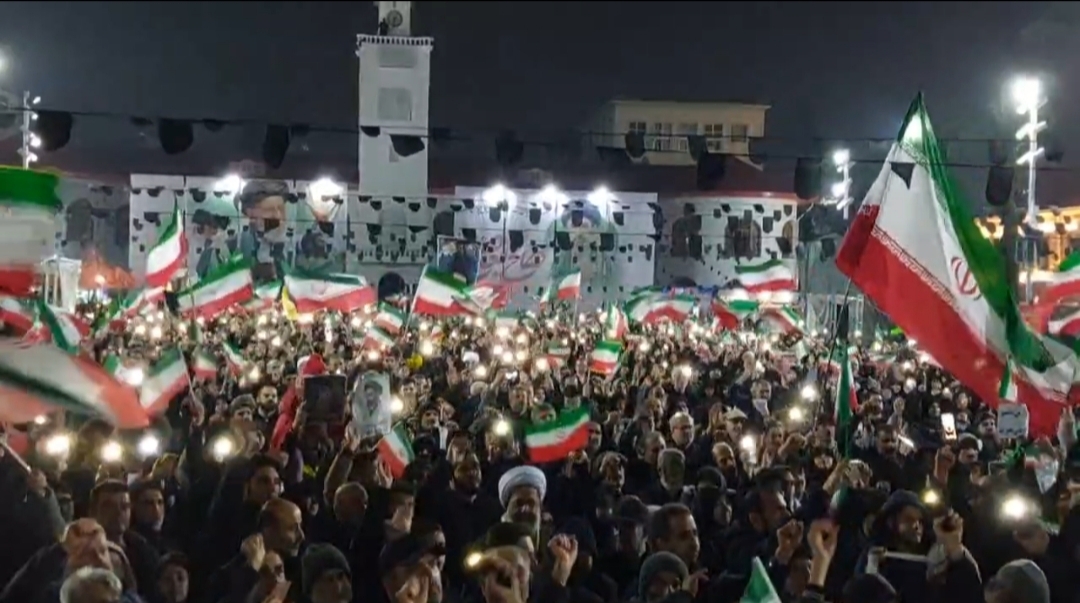 رشت گرز گران رستم بر سر دیو سپید استکبار/طنین شعار تو رستم تهمتنی بزن که خوب می&zwnj;زنی در میدان شهرداری+فیلم