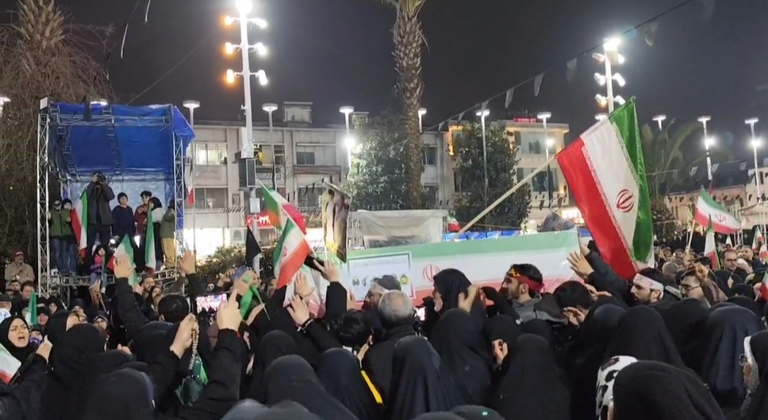 کلاس درس خانم معلم این&zwnj;بار در میدان شهدای ذهاب رشت/مراسم وداع با پیکر مطهر معلم گیلانی شهیده زهرا وطن&zwnj;پرست+فیلم