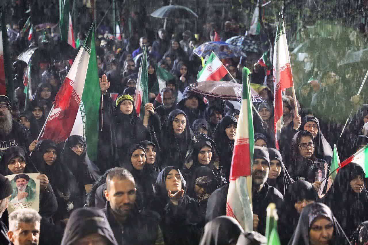 بیست و پنجمین شب در معراج شهدا؛ باران بارید، اما عزم سمنانی&zwnj;ها پولادین&zwnj;تر شد+ فیلم