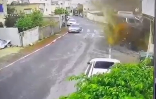 تصویری از اصابت یک موشکی بارشی ایرانی در کفر قاسم