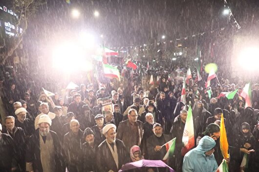 باران اراده مردم سمنان را خیس نکرد/مردم در زیر باران شدید برای ظهور امام زمان دعا کردند+ تصاویر