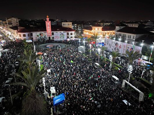 باران و هوای سرد نتوانست مانع حضور مردم رشت در قرار شبانه شود/رشتوندان در بیست‌وپنجمین قرار شبانه شعار نه سازش نه تسلیم نبرد با آمریکا سر دادند+فیلم