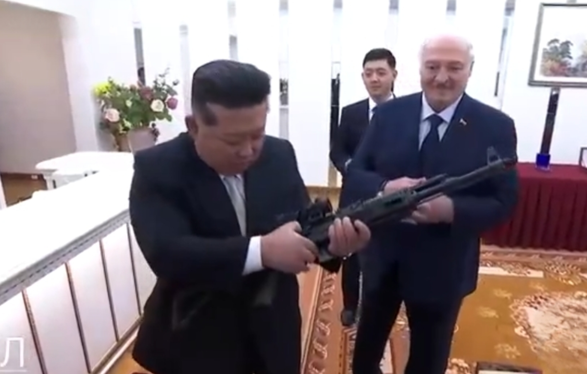 رئیس جمهور بلاروس به کیم جونگ اون یک تفنگ هدیه داد