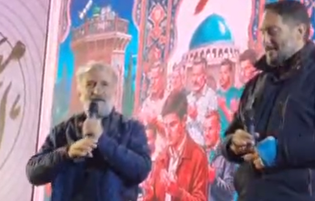 رجزخوانی مهران رجبی علیه اسرائیل در میدان ولیعصر تهران