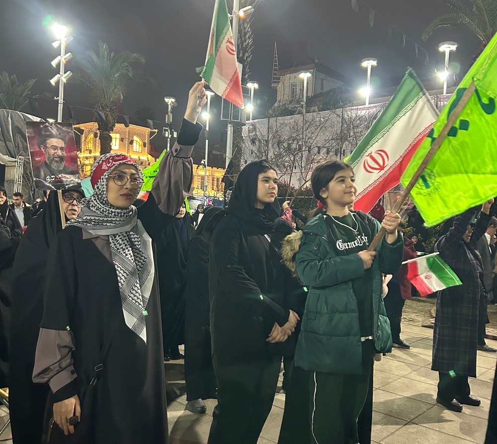 رشت زیر باران سنگ تمام گذاشت/خاموش نشدن شعار مرگ بر آمریکا در وداع با شهید علی مزروعی+فیلم