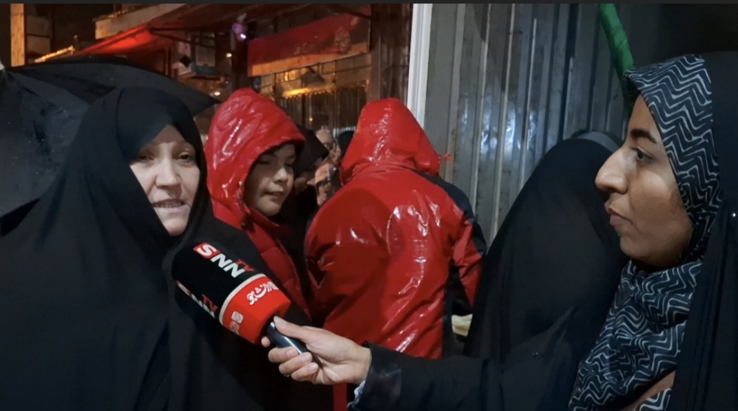 موکبهای مردمی زیر باران؛ همراهی داوطلبان با تجمعکنندگان در شهرکرد + فیلم