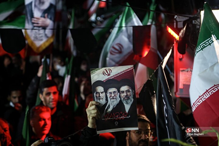 گزارش خبرنگار SNNTV: ساعت ۲:۳۰ بامداد و مردم همچنان در میدان انقلاب حضور دارند + فیلم