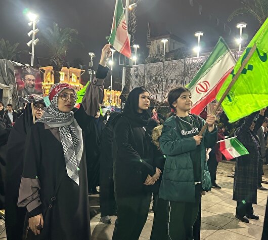 رشت زیر باران سنگ تمام گذاشت/خاموش نشدن شعار مرگ بر آمریکا در وداع با شهید علی مزروعی+فیلم