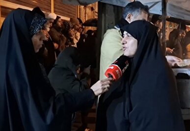 موکب‌های مردمی زیر باران؛ همراهی داوطلبان با تجمع‌کنندگان در شهرکرد + فیلم