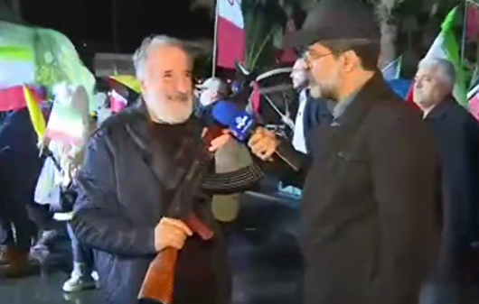 مهران رجبی دست به اسلحه شد