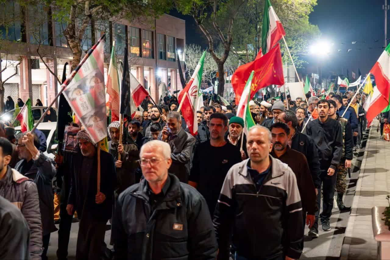 بیست و هفتمین شب حضور حماسی مردم در شب بارانی مشهد | اگر از آسمان سنگ هم ببارد، سنگر را رها نمیکنیم+ فیلم (۷ فروردین ۱۴۰۵)