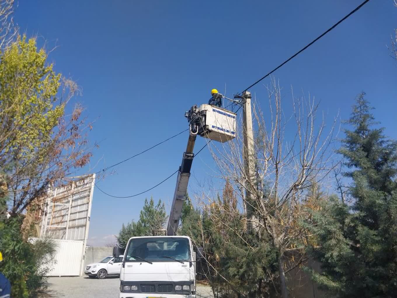 نصب ۱۸۴۰ چراغ LED در اوج حملات دشمن/ تداوم نوسازی شبکه برق استان در تعطیلات نوروز