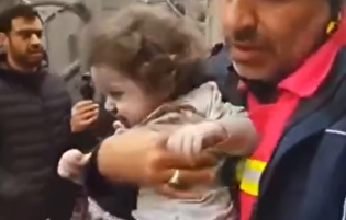 نجات کودک خردسال از زیر آوار حملات هوایی رژیم صهیونیستی و آمریکا با تلاش آتش‌نشانان