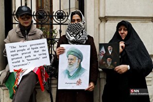 تجمع دانشجویی مقابل سفارت اسپانیا در تهران