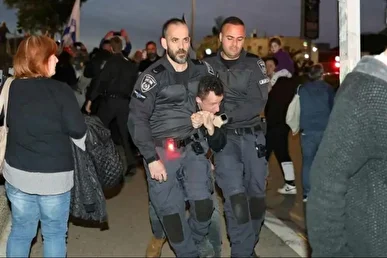 بازداشت گسترده مخالفان جنگ علیه ایران در تل‌آویو و حیفا + فیلم و عکس