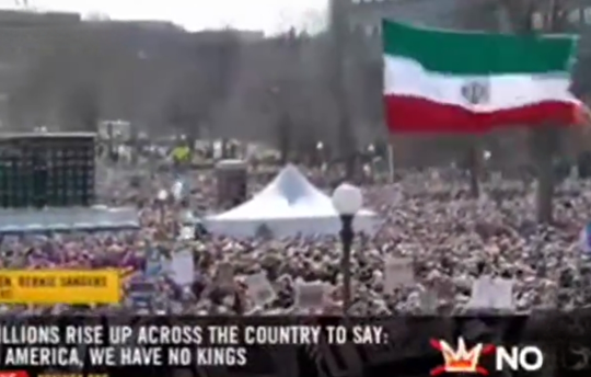 پرچم ایران در سخنرانی برنی سندرز در تجمع گسترده مخالفین ترامپ