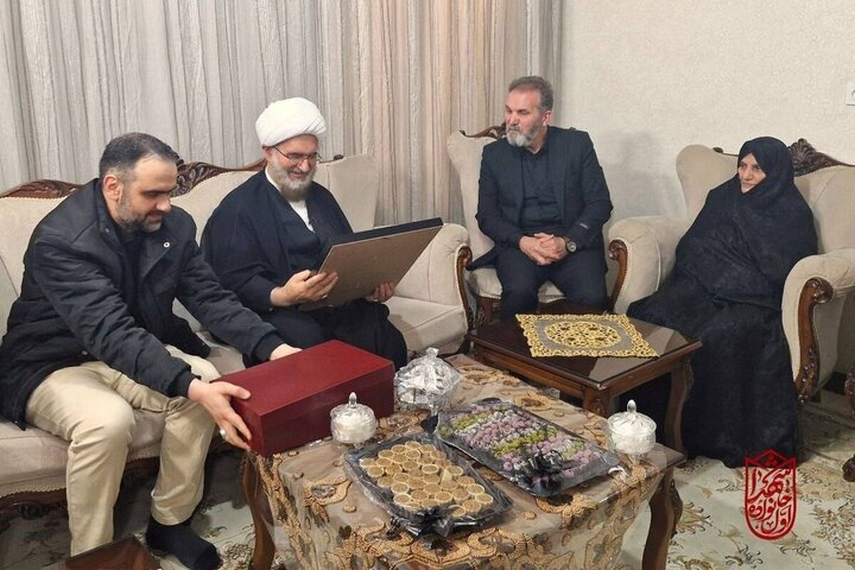 دیدار حجت الاسلام حاج علی اکبری با یک خانواده شهید