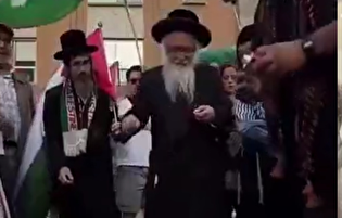 همبستگی یهودیان ضدصهیونیست و مسلمانان با فلسطین؛ سوزاندن پرچم 