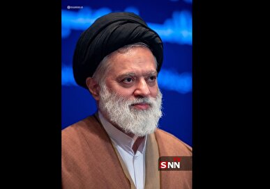 حضرت آقا به احترام خم شدند و پای پدرشان را بوسیدند