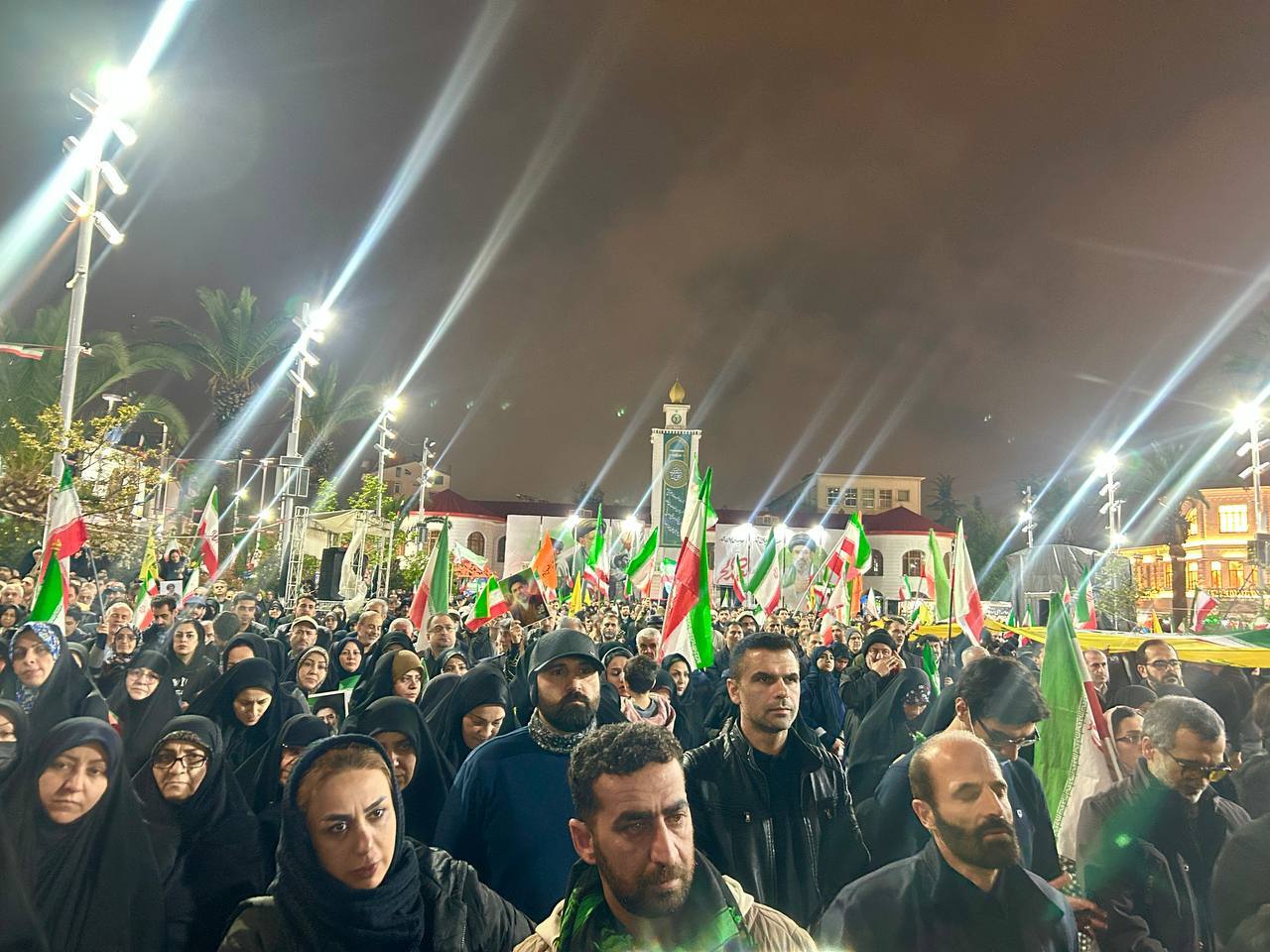 طنین &laquo;لبیک یا سید مجتبی&raquo; در زیر باران گیلان/تجدید بیعت با رهبر انقلاب در پنجاه&zwnj;ودومین قرار عاشقی+فیلم