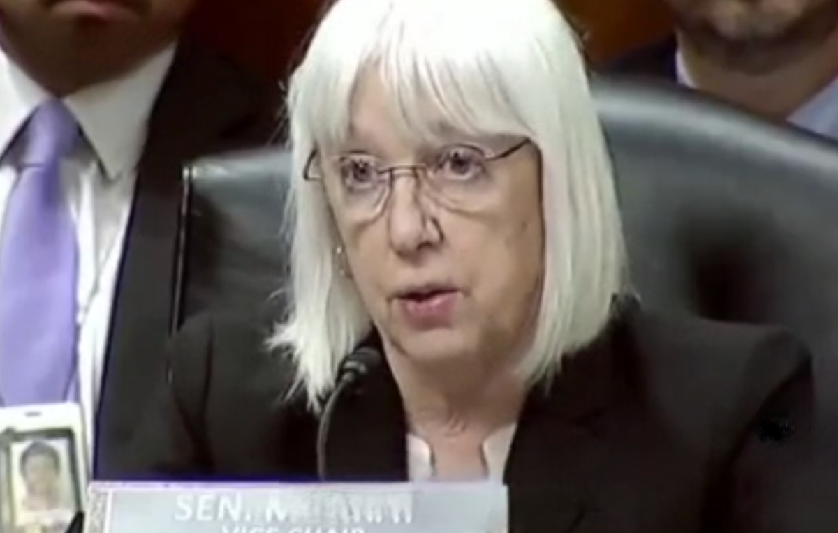 پتی موری بودجه را پاره کرد و در مجلس فریاد زد: شما مریض‌ها را قربانی بمب اتم می‌کنید!