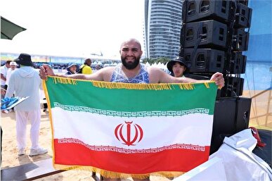 عجمی پرچمدار کاروان شهدای ناو دنا در مراسم اختتامیه