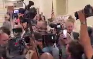 حضور معترضان به جنگ آمریکا علیه ایران در کنگره امریکا همزمان با حضور هگست در جلسه استماع