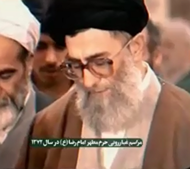 لحظاتی از مراسم غبارروبی حرم مطهر امام رضا(ع) در سال 1372با حضور رهبر شهید انقلاب + فیلم