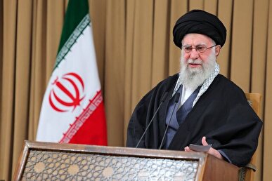 لحظاتی از مراسم غبارروبی حرم مطهر امام رضا(ع) در سال 1372با حضور رهبر شهید انقلاب + فیلم