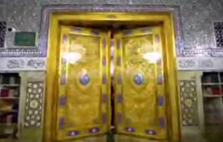 تصاویری از غزل رهبر شهید انقلاب بر روی درب طلای دارالولایه به دارالشرف حرم مطهر رضوی
