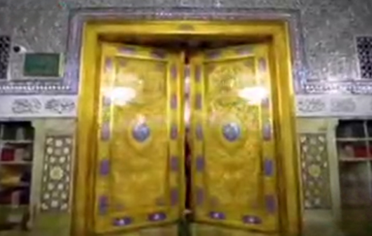 تصاویری از غزل رهبر شهید انقلاب بر روی درب طلای دارالولایه به دارالشرف حرم مطهر رضوی