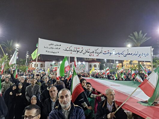 طنین «آمریکا هیچ غلطی نمی‌تواند بکند» در روز معلم/ تجدید میثاق مردم رشت با آرمان‌های امام معلم+تصویر