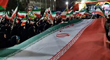 رقص پرچم ایران با دستان غیرتمندان رشت در شصت و چهارمین شب از قرار عاشقی با امام امت+فیلم