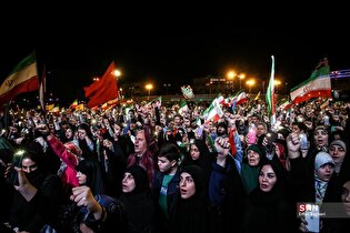 هزاران نقش، یک رنگ؛ تصویری از شصت و چهارمین قرارِ عاشقی ملت ایران در شهر‌های مختلف/ یکی از استان ها برای نمونه؛ خروشِ بیستون در خیابان‌های گهواره‌ تمدن+فیلم