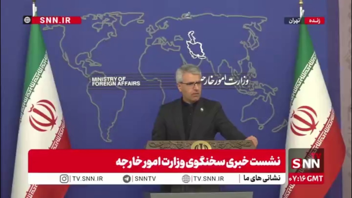نمایش تصاویر معلمین شهید مدرسه میناب در نشست خبری سخنگوی وزارت خارجه