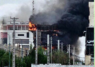 حضور ۹ تیم هلال‌احمر در عملیات جست‌وجوی مفقودین احتمالی حادثه آتش‌سوزی در پاساژ ارغوان + فیلم