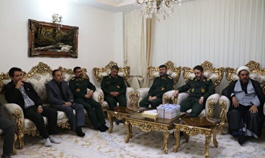 فرمانده سپاه زنجان با خانواده شهید سپهر محمدی دیدار کردند