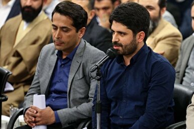 شعرخوانی محمد رسولی در مراسم قرار‌های شبانگاهی عزاداران در خیابان کشوردوست