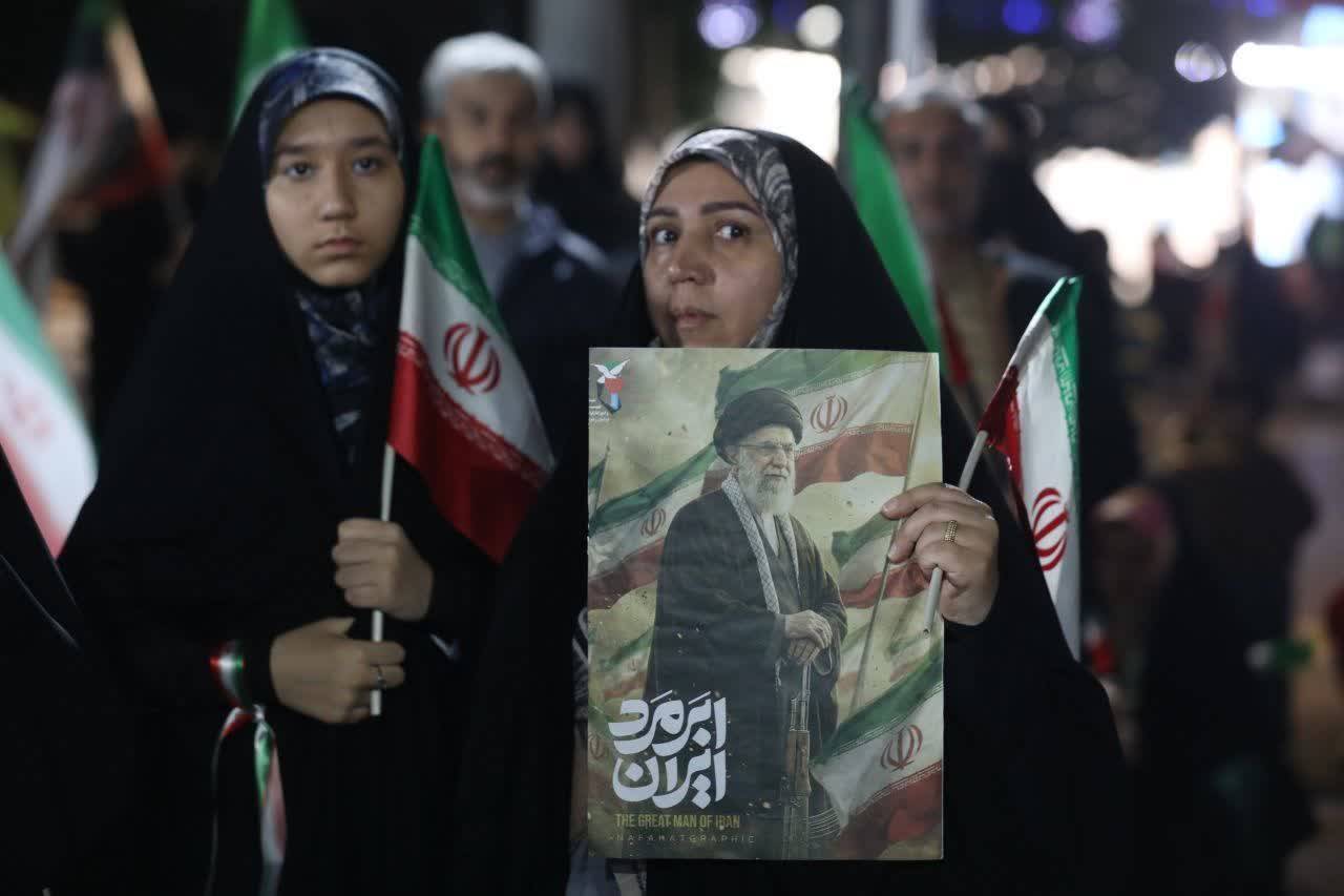 شب پنجاه&zwnj;ویکم | پرچم&zwnj;های ایران عزیز در خیابان&zwnj;های مشهد بازهم برافراشته شد + فیلم