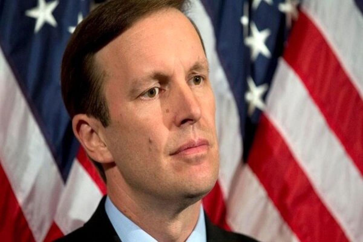 کریس مورفی: ترامپ فقط دارد پول مالیات شما را می‌سوزاند + عکس