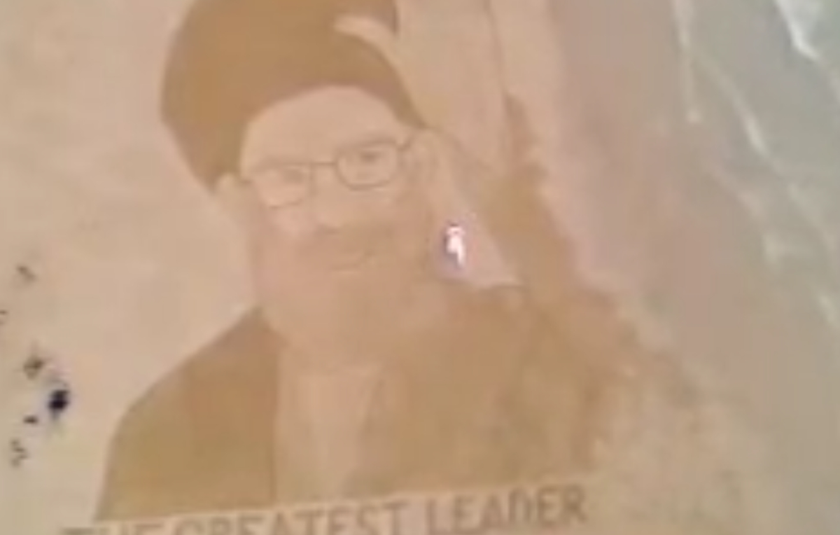 طراحی شنی چهرۀ رهبر شهید روی ساحل