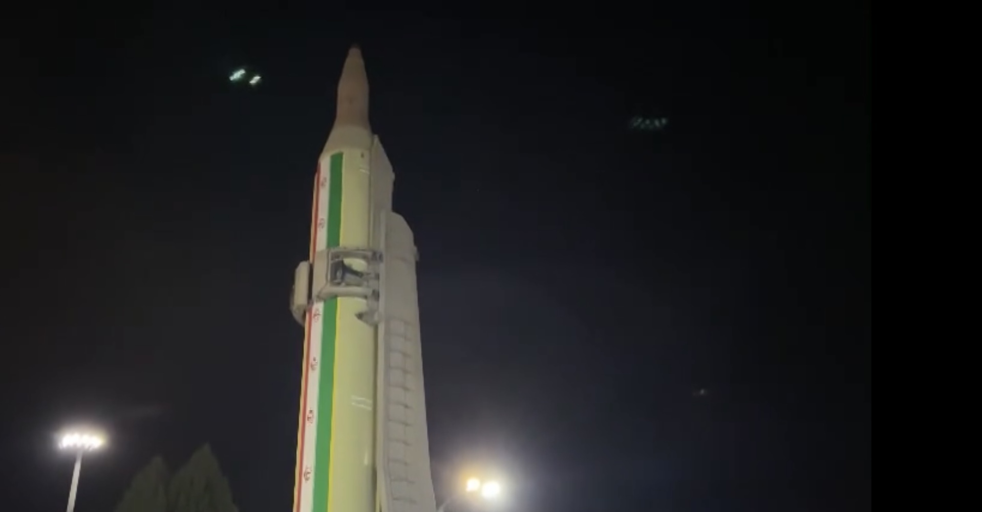 نمایش موشک بالستیک قدر در شهر کرمان / قدردانی مردم از نیرو&zwnj;های نظامی کشور