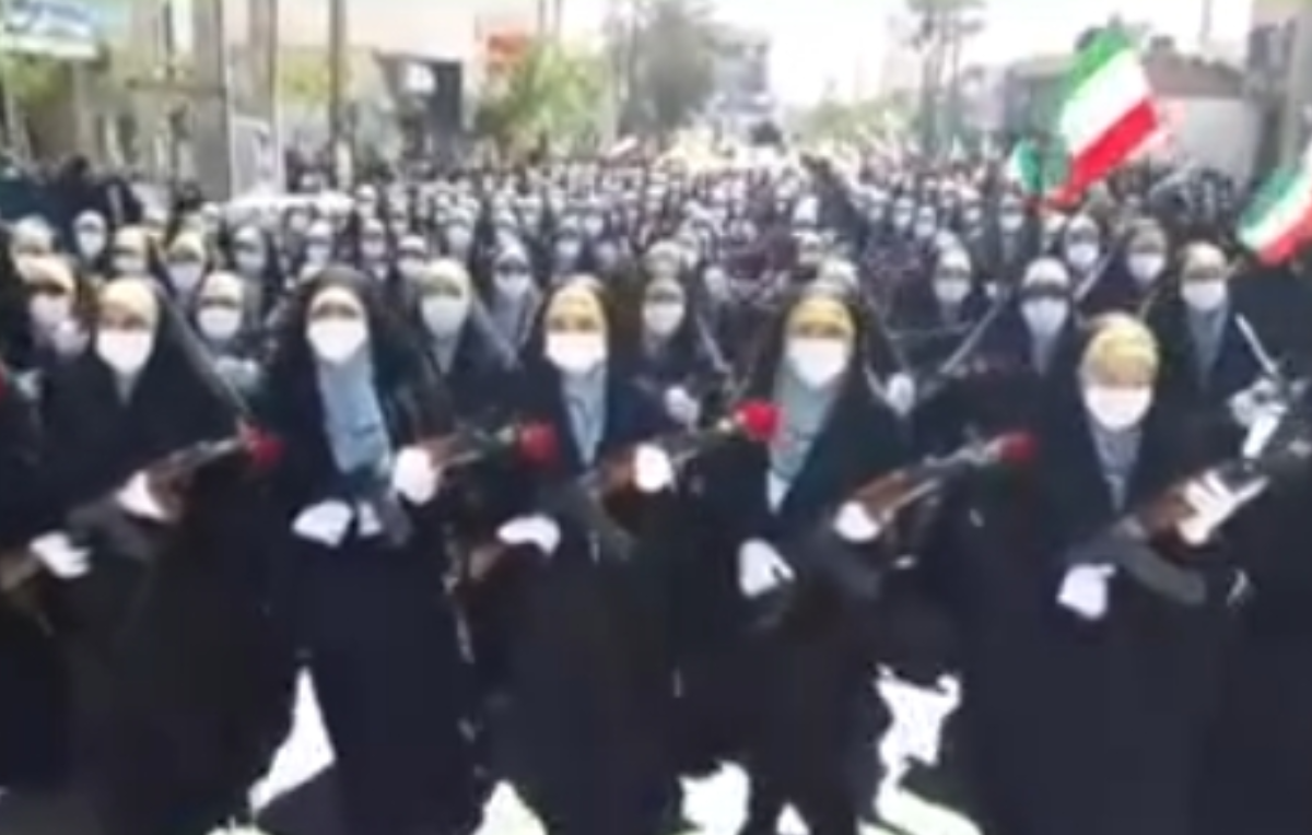 اجتماع دختران ساوه در بیعت با رهبر انقلاب/سلاح به دست در میدان حاضریم