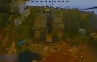 حزب‌الله فیلمی از حمله پهپاد FPV به یک خودرو فرماندهی سنگین نادر اسرائیلی از نوع Ofek را منتشر کرد