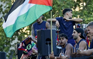 لامین یامال، بازیکن تیم فوتبال بارسلونا در جشن قهرمانی این تیم پرچم فلسطین را برافراشته کرد