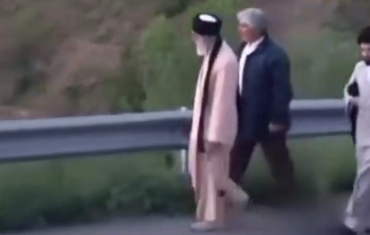 تصاویری خاطره&zwnj;انگیز از کوهپیمایی رهبر شهید انقلاب در آبیدر سنندج/انتشار به مناسبت سفر تاریخی امام شهید به کردستان در سال ۸۸
