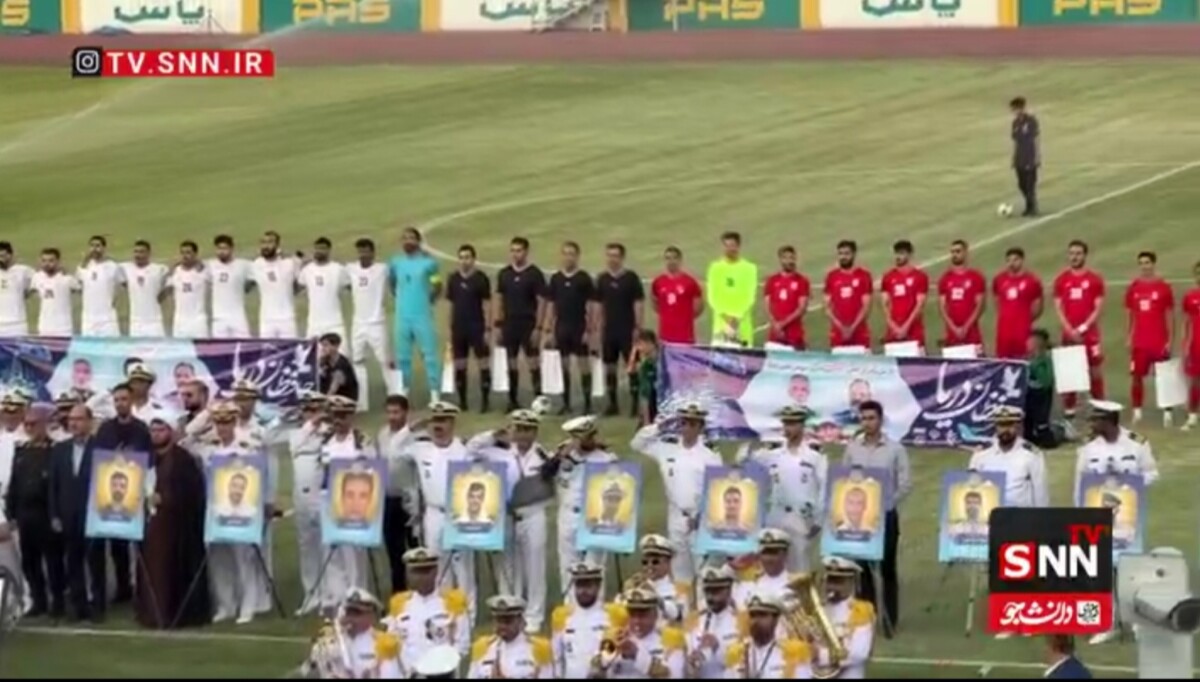 طنین انداز شدن سرود مقدس جمهوری اسلامی توسط نیروی دریایی ارتش در ورزشگاه پاس قبل از شروع سومین دیدار درون تیمی ملی پوشان