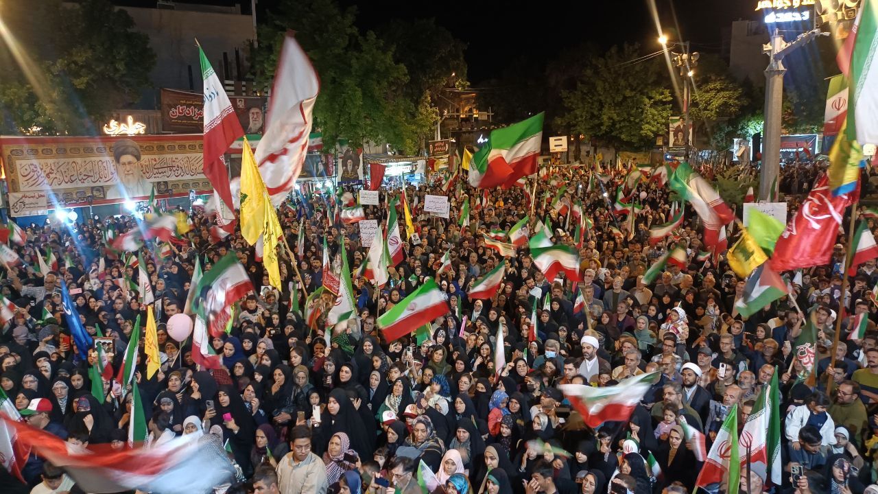 پرچمهای ایران در بجنورد در شب هفتاد و چهارم هم بالا آمد + فیلم