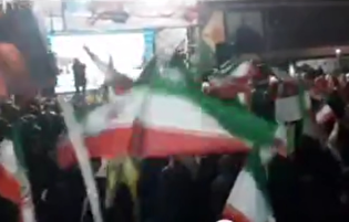به یاد مشت گره کرده رهبر شهیدمان همچنان در صحنه هستیم / هفتاد و پنجمین فریاد «الله اکبر» در سنندج طنین انداز شد
